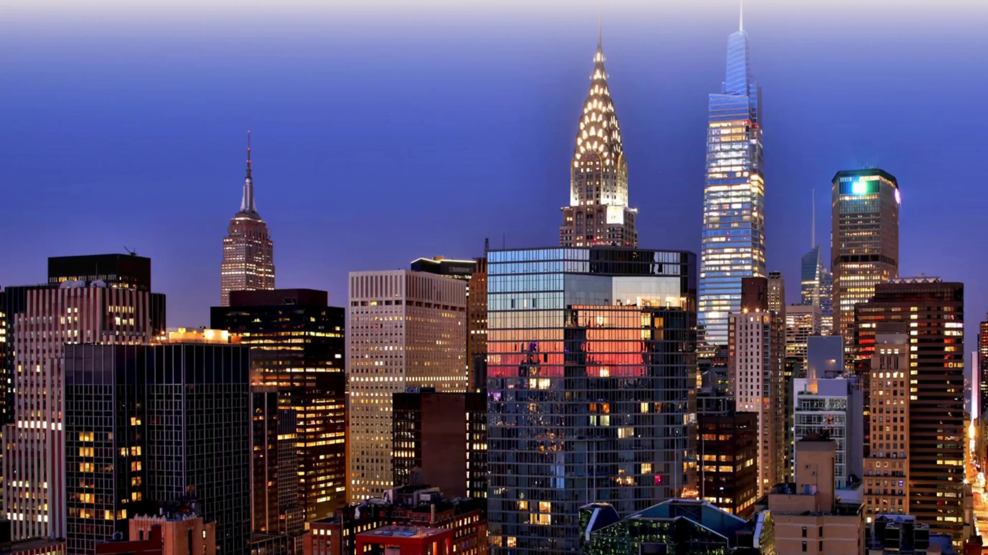 New York City skyline at sunset with skyscrapers reflecting pink and orange hues. Accompanies the Hogan Lovells Employment Horizons report, analyzing key trends shaping the future of work and regulatory developments impacting global employers