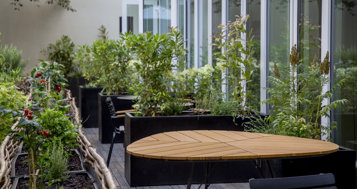 hogan-lovells-paris-office-outdoor-area-2